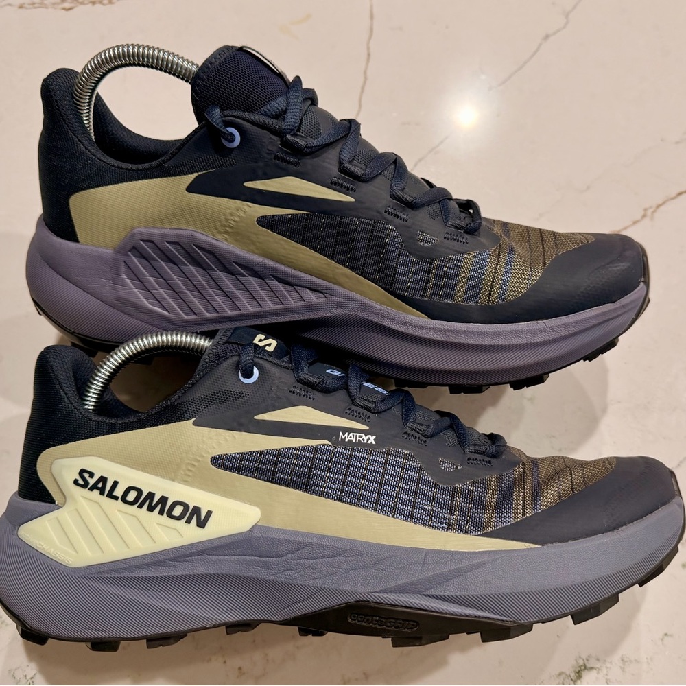 Salomon Women’s Genesis sneaker, Trail Running Size 10 Carbon Color